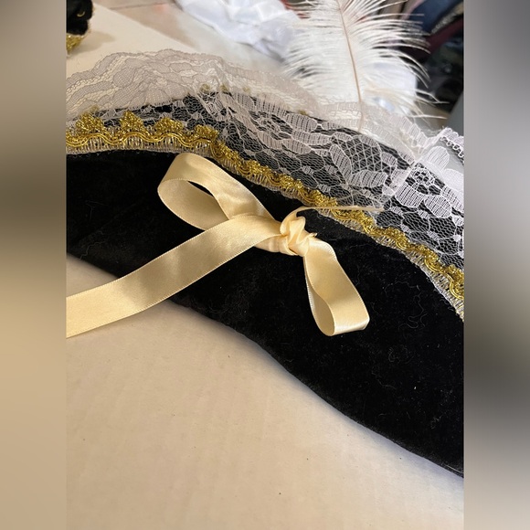 Sexy madam musketeer costume! Hat and boot cuffs included! - Picture 10 of 14